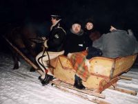 sanie lekko suną po śniegu w mrok nocy